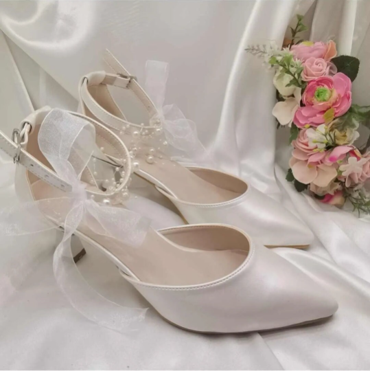 Timeless Sophistication: Pearl-Adorned White Bride High Heel Shoes with a Touch of Opulence